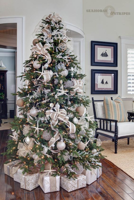  Chic and Modern Christmas Living Room Ideas to Transform Your Home This Holiday Season